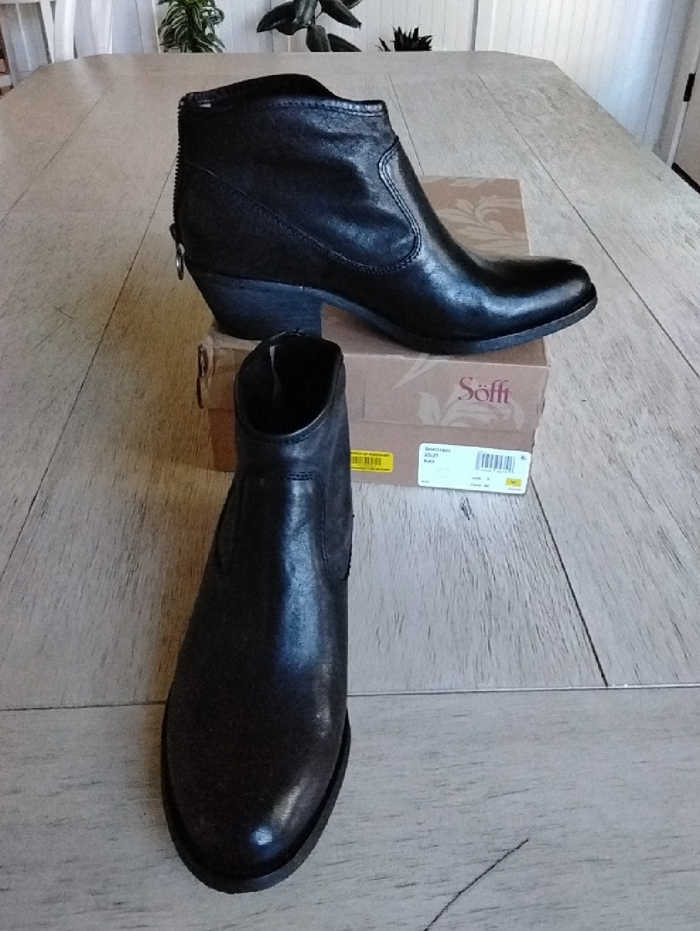 NWT Sofft  Aisley Black Leather Ankle Booties with Back Zip, Size 9.